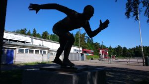 Maier Arena Statue av Fred Anton Maier, f.15.12.1938-d.09.06.2015.. OL-gull 5000m i 1968 OL-Sølv 5000 m i 1964 OL-Sølv 10 000m i 1964 og 1968 Europamester og Verdensmester i 1968, 9 mesterskapsmedaljer, enkeltdistanser, i VM. 8 mesterskapsmedaljer, enkletdistanser, i EM Innehatt 11 verdensrekorder Egebergs Ærespris 1967 Oscarstatuetten 1968 Årets Idrettsmann 1968 Århundrets idrettsmann i Vestfold 1900-1999 3 Norske Mesterskap i 100km sykkel.